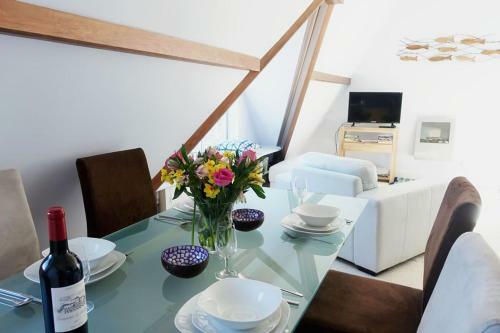 Seascape - Waterfront Apartment, Glorious Views And Parking