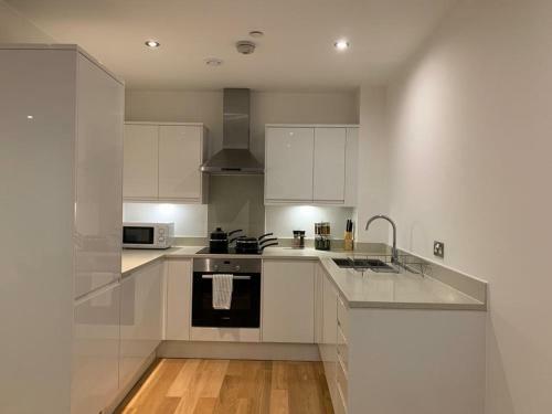 Modern 2 Bed 2 Bath Apartment In Central Croydon!
