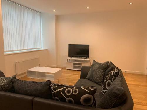 Modern 2 Bed 2 Bath Apartment In Central Croydon!