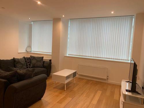 Modern 2 Bed 2 Bath Apartment In Central Croydon!