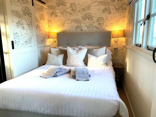 Lodge Luxury Shepherds Hut With Superb Views & Fire Pit