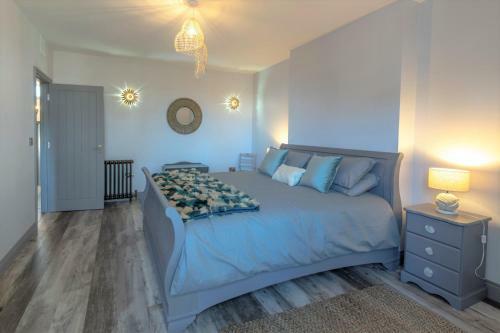 Seaside Breaks - Stylish, Split-level Apartment In Meads Village