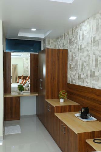 Hotel 8th Mile Suites