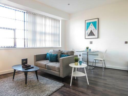 Tudors Esuites Jq Studio Apartment