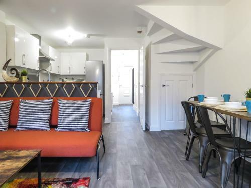 Tudors Esuites 5 Bed House