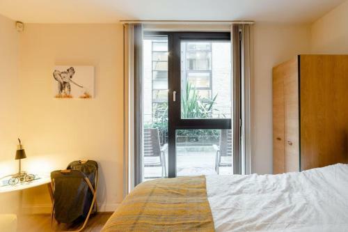Executive Spacious 1 Bed Apartment With Workspace & Free Parking
