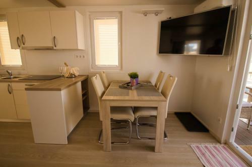 Marina Luxury Houseboat Lavender