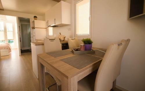Marina Luxury Houseboat Lavender