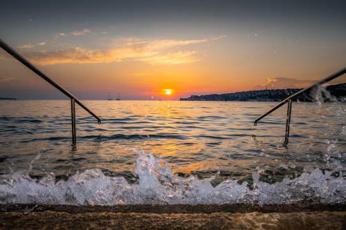 Floating Seahouse Ocean Beauty 1