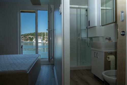 Floating Seahouse Ocean Beauty 1
