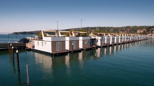 Floating Seahouse Ocean Beauty 1