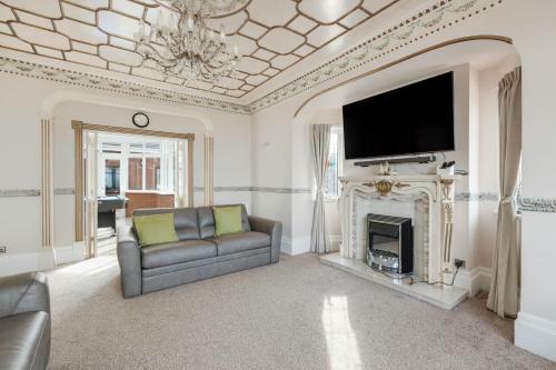 Queens Crest By Sasco Apartments