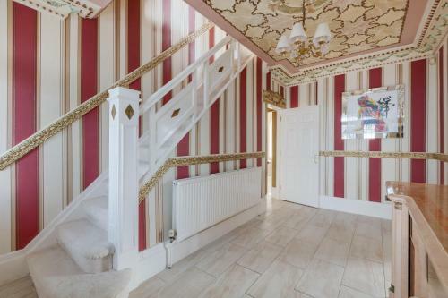 Queens Crest By Sasco Apartments