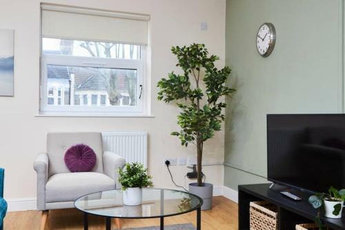 Large Bristol Apartment-sleeps 11 -parking -wifi