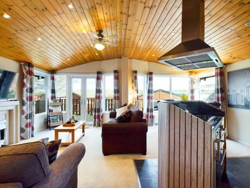 3 Bedroom Lakeview Lodge - Ensuite & Balcony Deck
