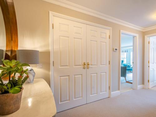 Pass The Keys A Luxurious Apartment With Secure Gated Parking