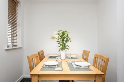 The Sky View-elegant Two Bedroom Family Apartment