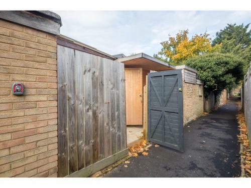 Hostal Pass The Keys Quirky Cabin In Cambridge