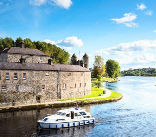 Fabulous 3 Bed Townhouse Overlooking The Water