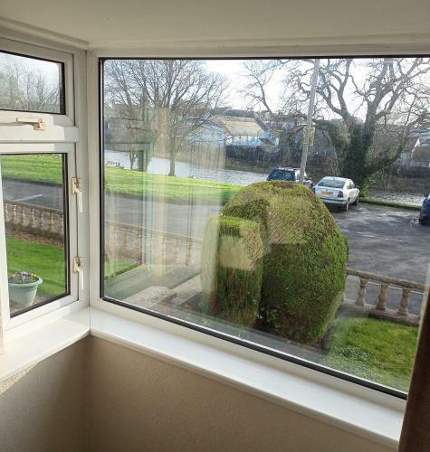 Fabulous 3 Bed Townhouse Overlooking The Water