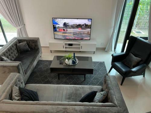 Five Bedrooms Residential Home With Free Wifi