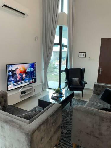Five Bedrooms Residential Home With Free Wifi