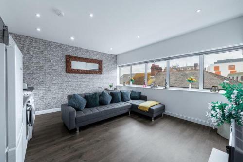 Homely - Watford Central Apartments (Warner Bros Studio)