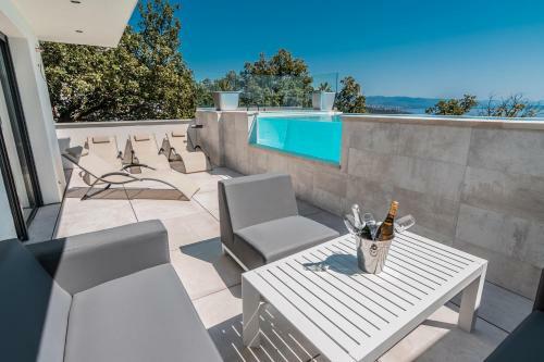 Villa Holiday Home The Boat With Rooftop Pool