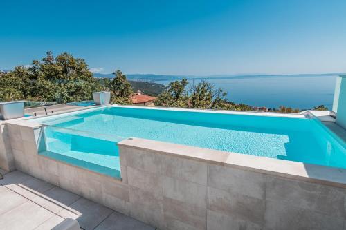 Villa Holiday Home The Boat With Rooftop Pool