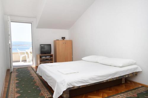 Apartments By The Sea Omis - 8334