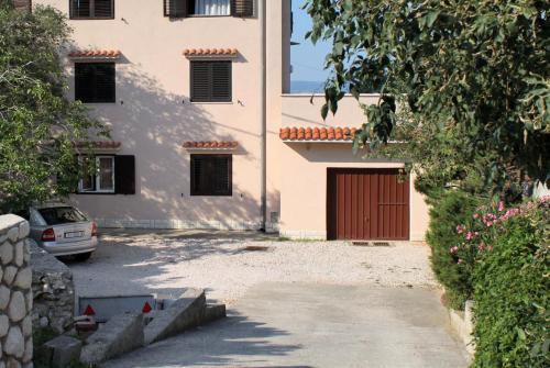 Apartments With A Parking Space Novi Vinodolski - 5587