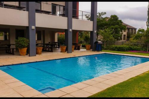 New And Luxurious Lonehill Apartment