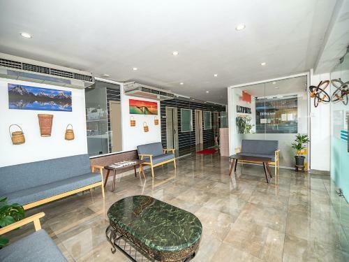 Oyo 90147 Hilltop Hotel