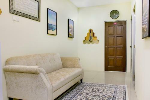 Hotel Oyo 90090 Roselyn Inn 2