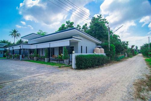 Hotel Vaccinated Staff - Oyo 533 Runya Poolvilla