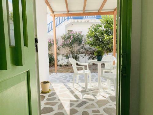 Central Traditional Cycladic House With Garden