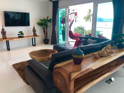 D-lux 4 Bed Beachfront Apartment With Sea View
