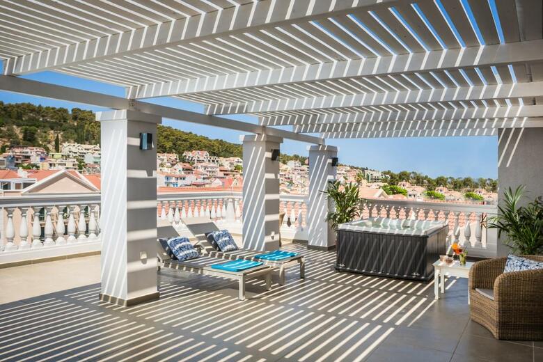 Aenos Hotel