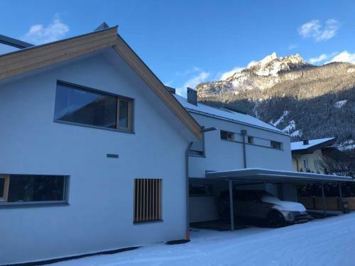 Urban Mountain Chalet With Lake View
