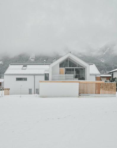 Urban Mountain Chalet With Lake View