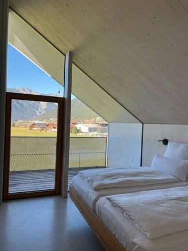 Urban Mountain Chalet With Lake View