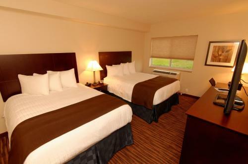 Hotel Boulders Inn & Suites