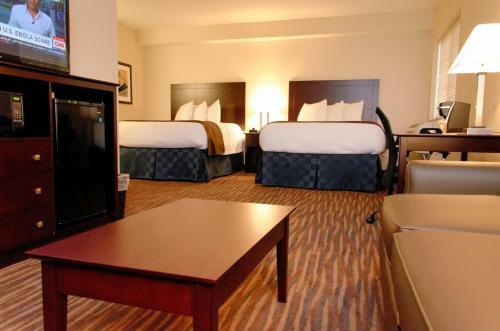Hotel Boulders Inn & Suites