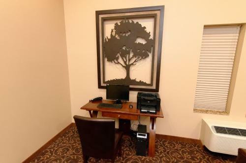 Hotel Boulders Inn & Suites