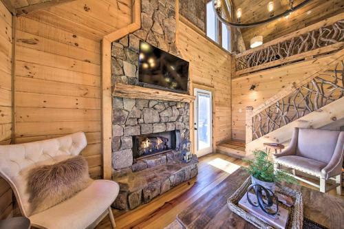 Stunning Escape With Loft, Hot Tub And Mtn Views!