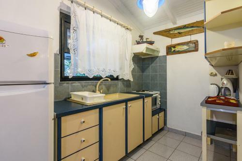 The Blue House Seaside Retreat - Fully Equipped