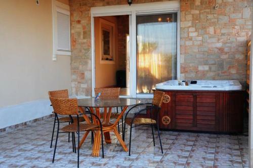 Paradisos Villa: Beachfront Oasis, Spa Terrace