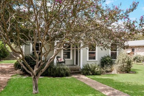Charming Bungalow With Spa! Close To Main St!