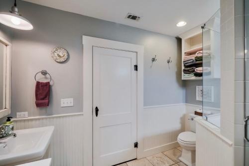 Charming Bungalow With Spa! Close To Main St!
