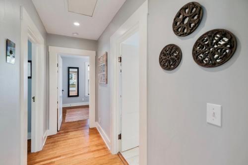 Charming Bungalow With Spa! Close To Main St!